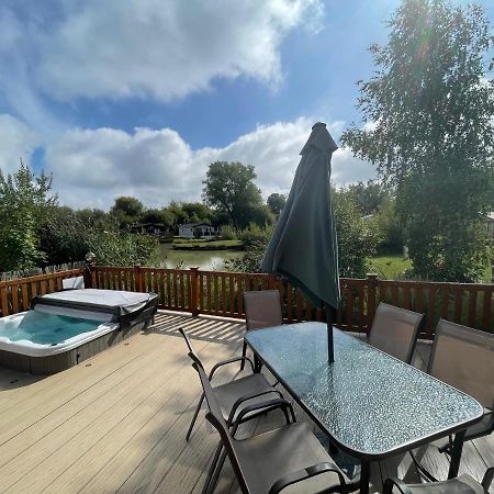 Luxury Lakeside Lodge L1 With Hot Tub Situated At Tattershall Lakes Country Park Εξωτερικό φωτογραφία