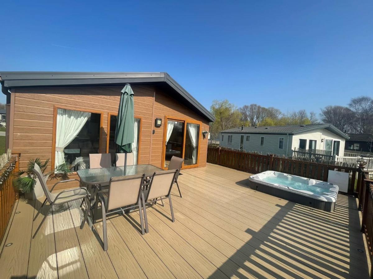 Luxury Lakeside Lodge L1 With Hot Tub Situated At Tattershall Lakes Country Park Εξωτερικό φωτογραφία