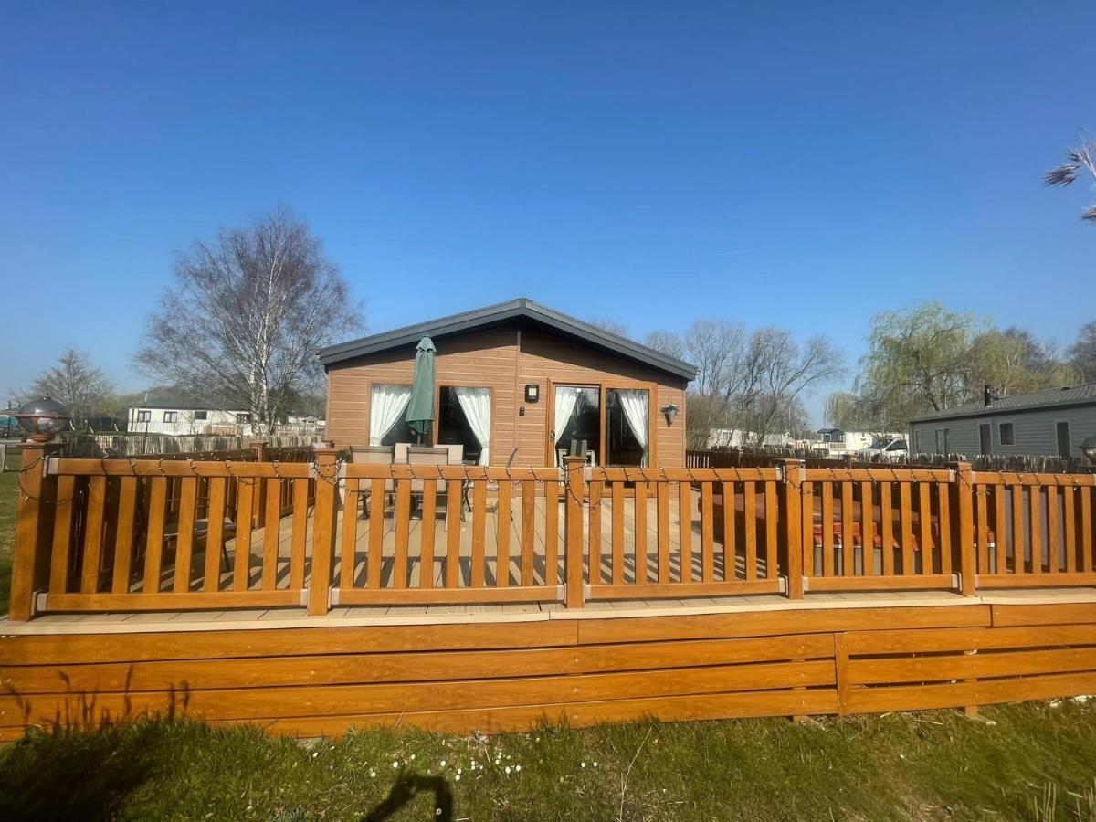 Luxury Lakeside Lodge L1 With Hot Tub Situated At Tattershall Lakes Country Park Εξωτερικό φωτογραφία
