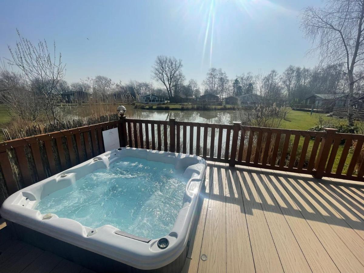 Luxury Lakeside Lodge L1 With Hot Tub Situated At Tattershall Lakes Country Park Εξωτερικό φωτογραφία