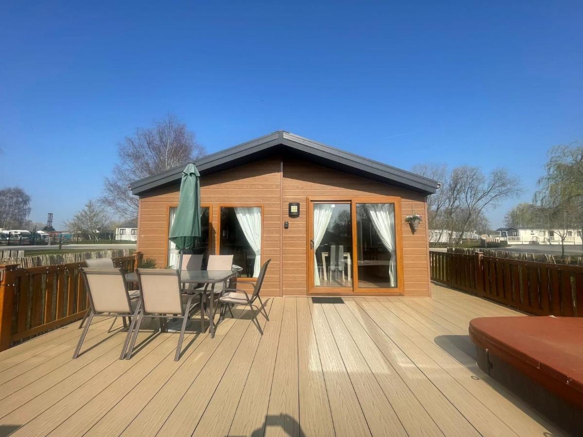 Luxury Lakeside Lodge L1 With Hot Tub Situated At Tattershall Lakes Country Park Εξωτερικό φωτογραφία