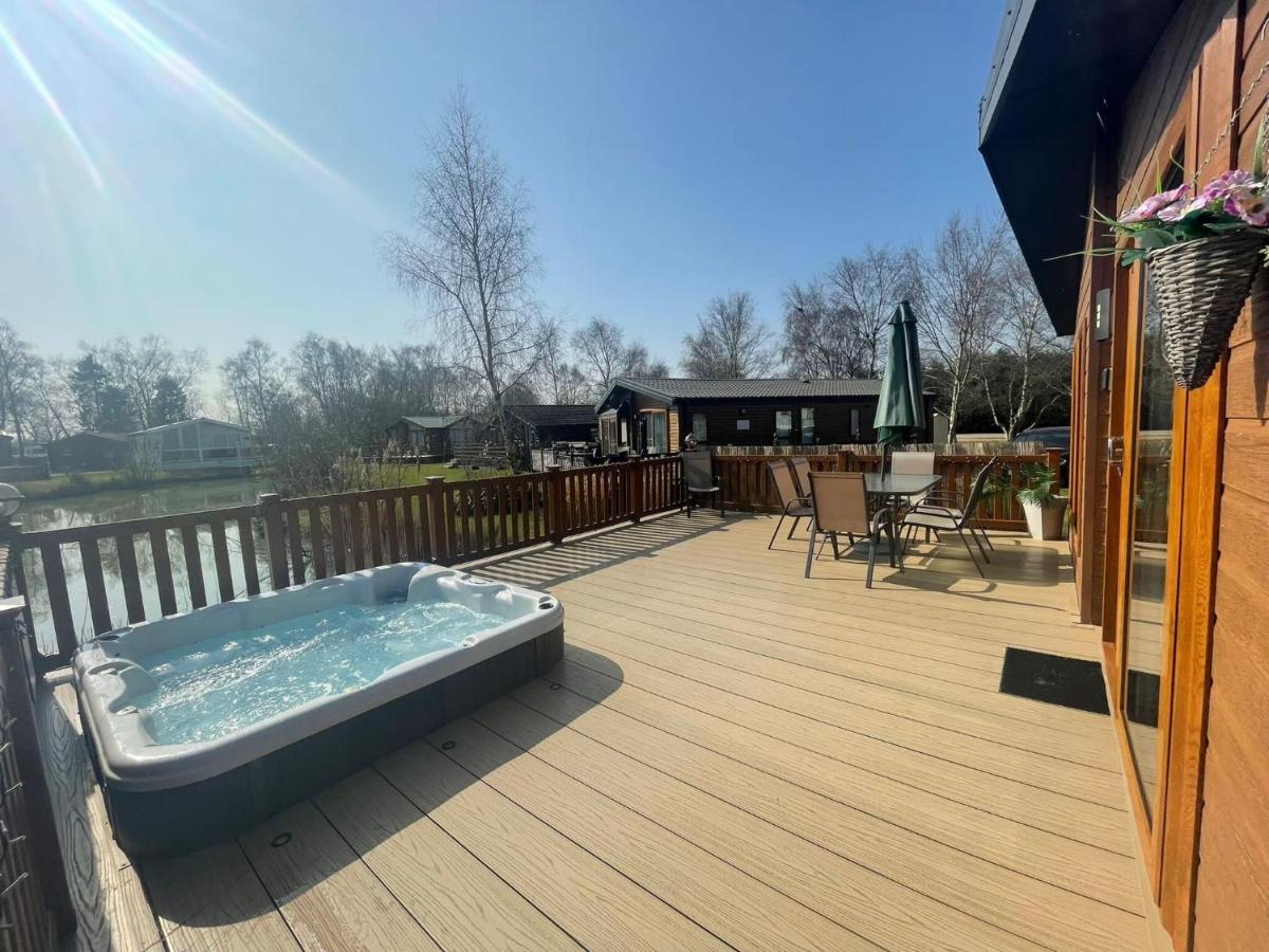 Luxury Lakeside Lodge L1 With Hot Tub Situated At Tattershall Lakes Country Park Εξωτερικό φωτογραφία