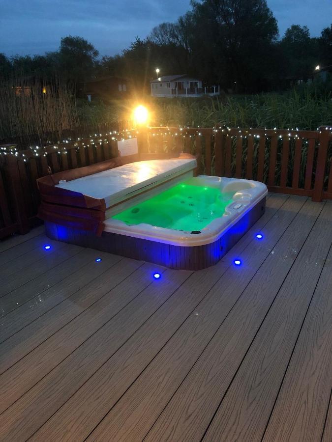 Luxury Lakeside Lodge L1 With Hot Tub Situated At Tattershall Lakes Country Park Εξωτερικό φωτογραφία