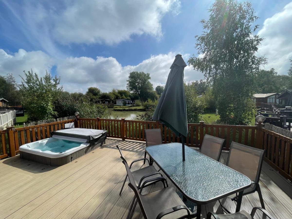 Luxury Lakeside Lodge L1 With Hot Tub Situated At Tattershall Lakes Country Park Εξωτερικό φωτογραφία