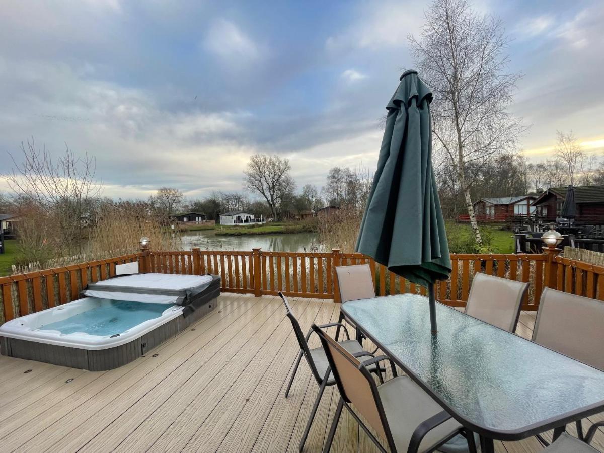 Luxury Lakeside Lodge L1 With Hot Tub Situated At Tattershall Lakes Country Park Εξωτερικό φωτογραφία