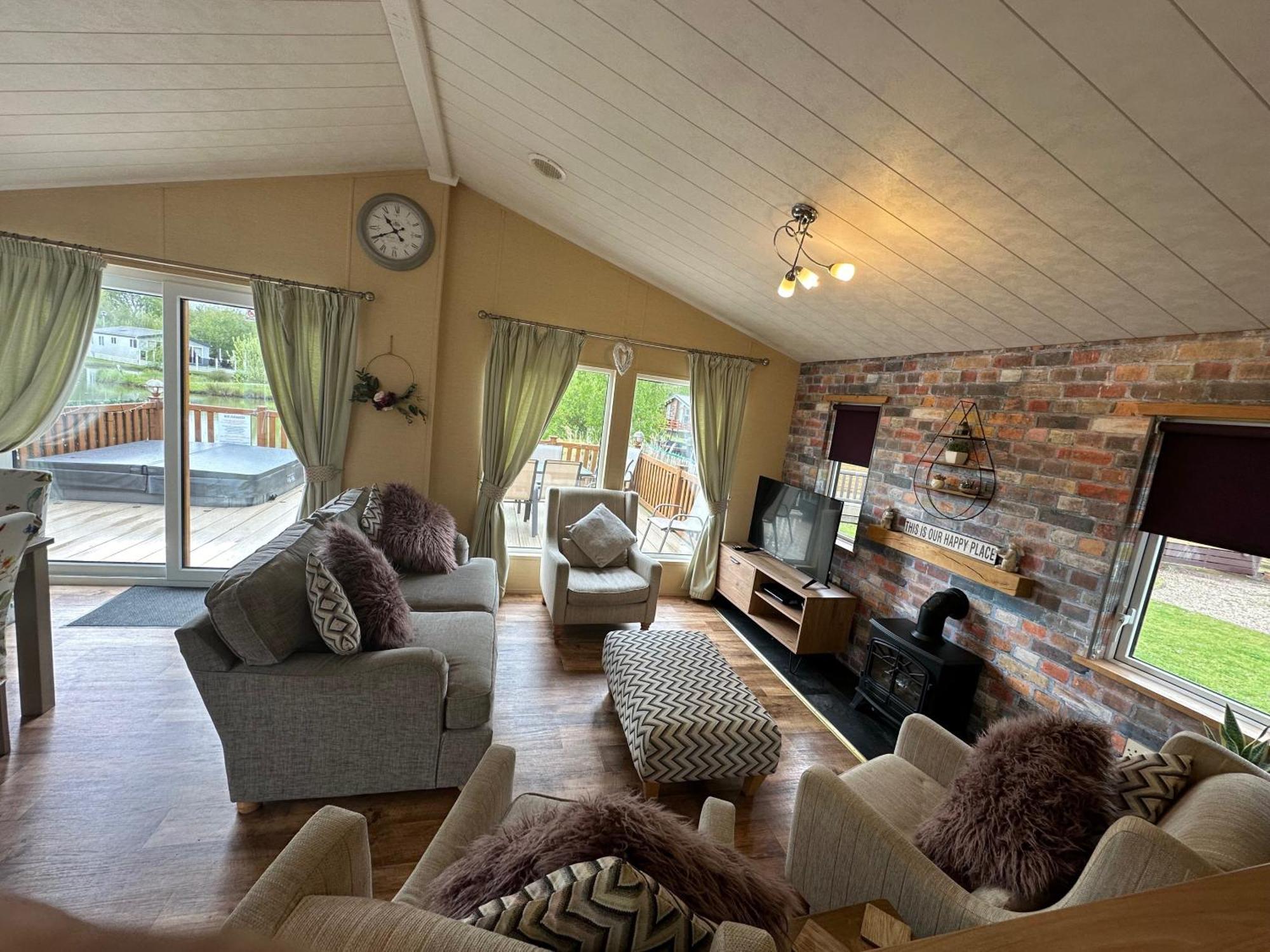 Luxury Lakeside Lodge L1 With Hot Tub Situated At Tattershall Lakes Country Park Εξωτερικό φωτογραφία